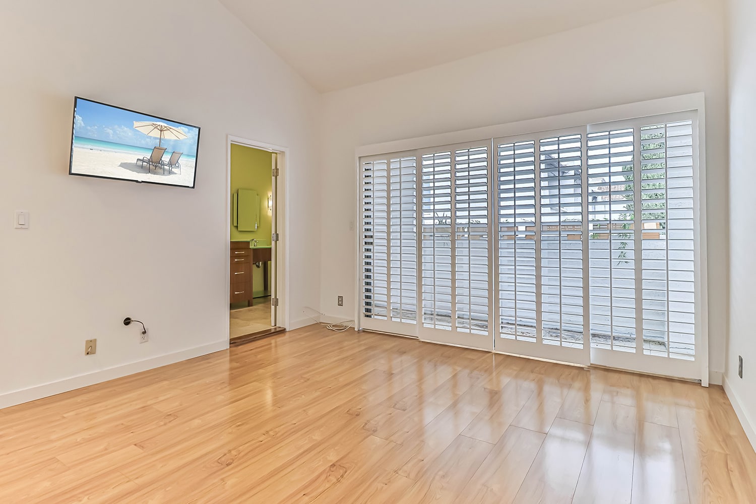 Primary bedroom with balcony - 1115 19th St