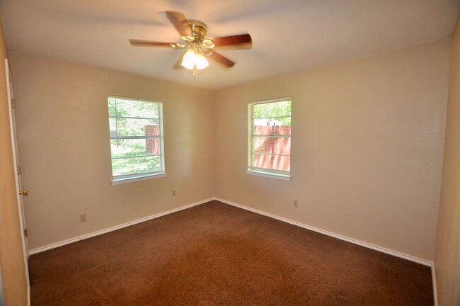 Building Photo - FOR LEASE! 3 BR - 2 BA - 1 Car Garage - Br...