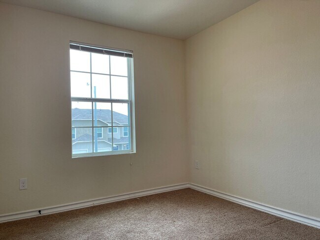 Building Photo - Townhome for rent