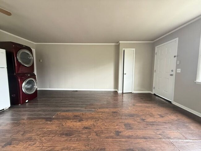 Building Photo - FOR RENT - 2 Bed Duplex in Madison! Large yard! Pets allowed!