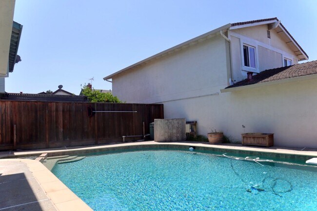 Building Photo - Gorgeous 4-bedroom home with pool – Lakesh...