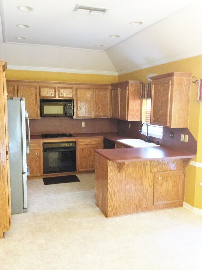 Building Photo - Great 3 bedroom, close to everything