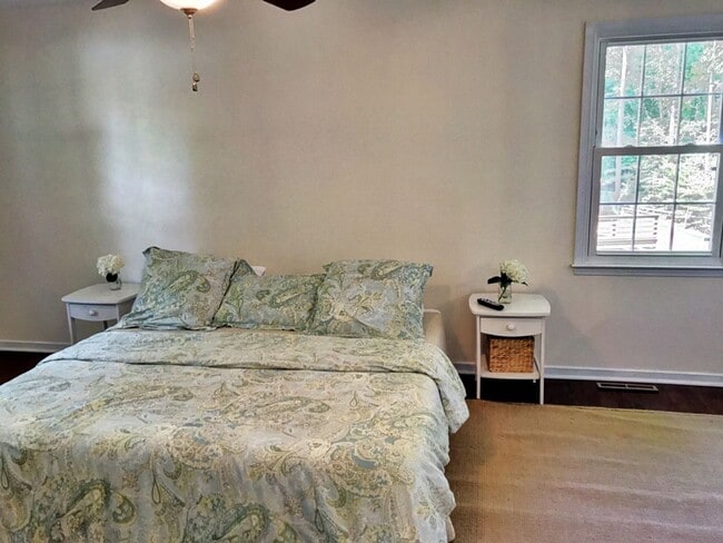 Building Photo - Stunning 3 Bedroom, 2.5 Bath Home in Short...