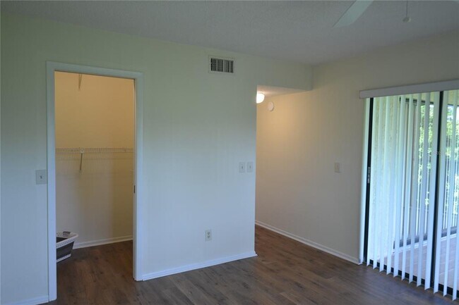 Building Photo - 226 Woodlake Wynde