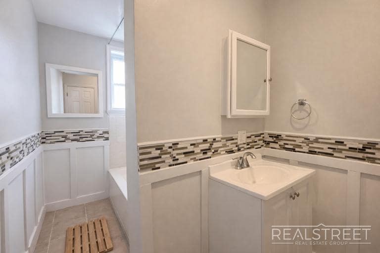 Building Photo - Spacious 2-Bedroom Apartment in the Heart of Bedford-Stuyvesant