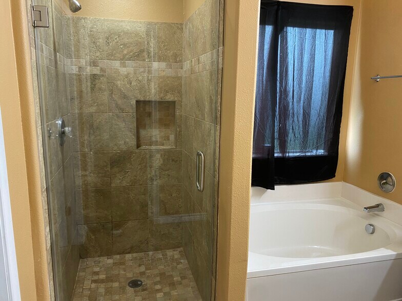 Master bathroom - 9022 Kerry Prairie Ln