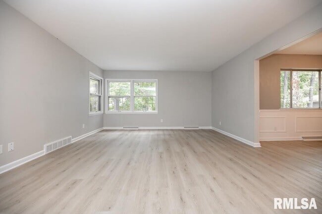 Building Photo - 9019 N Locust Ln