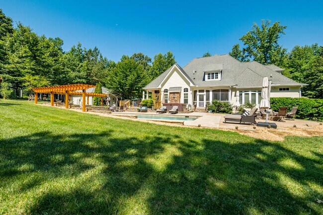 Building Photo - 246 Valley Meadow Dr