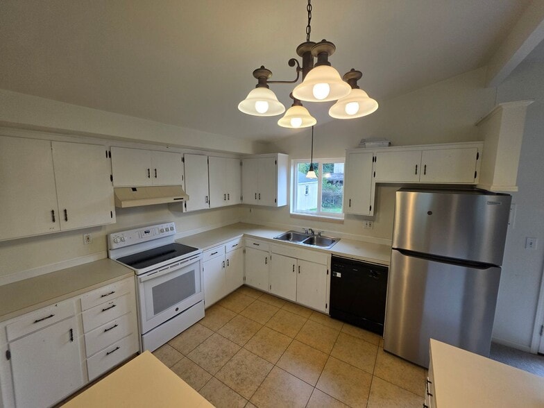 Building Photo - Lynnwood 3 Bedroom Rambler with Fenced Yard - Pets Welcome