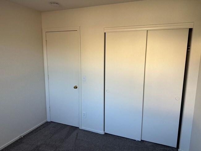 Building Photo - 3 Bedroom Townhouse!! in Gated Community!!...