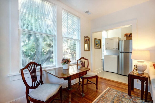 Building Photo - 306 E Victory Dr