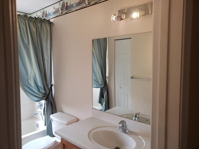 Building Photo - 3027 N Evergreen Cir
