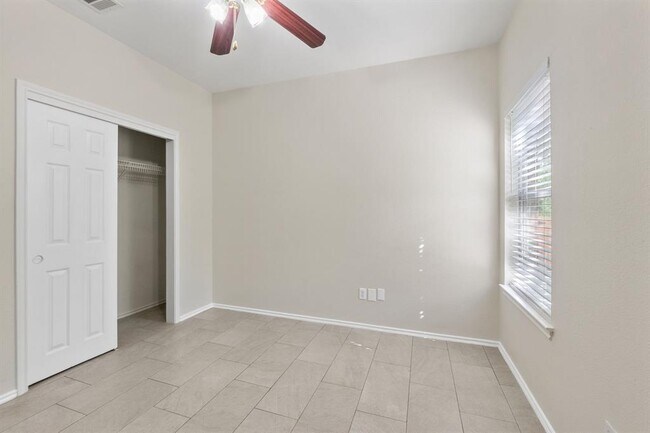 Building Photo - 802 N Creek Blvd