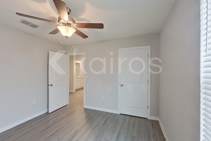 Building Photo - 8651 SW 44th Ct
