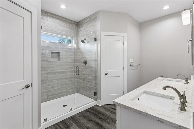 Building Photo - 60407 Vermillion Dr