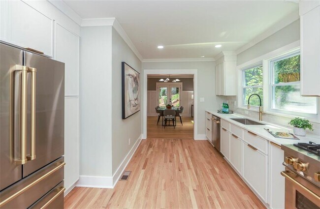 Building Photo - 2908 N Hills Dr NE