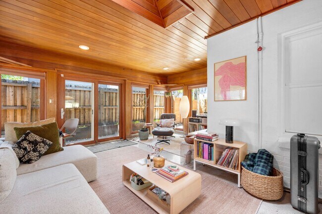 Building Photo - 2BD, 2BA South Denver Home with Bonus Room...