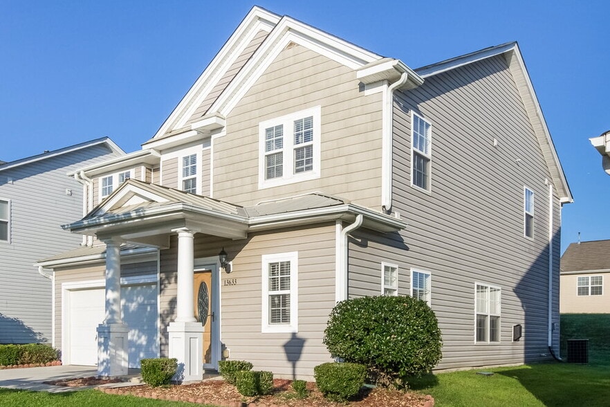 Building Photo - 13633 Coram Pl