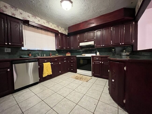 Building Photo - 107 NE 6th St