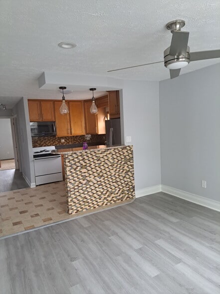 Building Photo - 2037 Calumet Ave