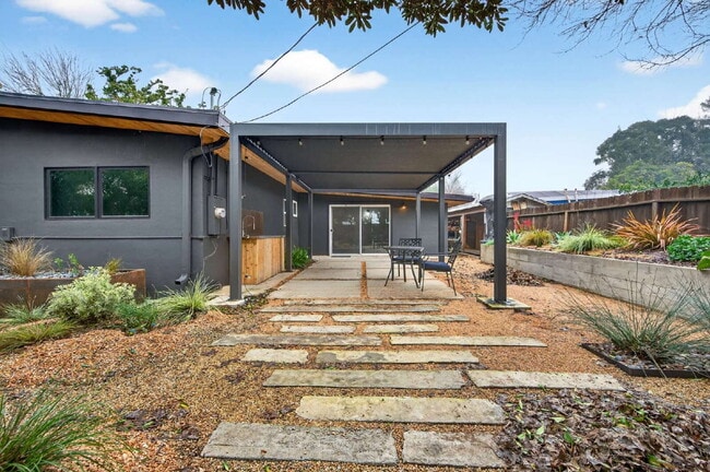 Building Photo - Not your average Davis rental.