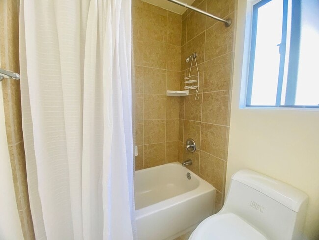 Building Photo - Calabasas Two-Story 4b/3b Beautifully & Mo...