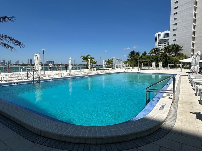 Building Photo - 1000 West Ave