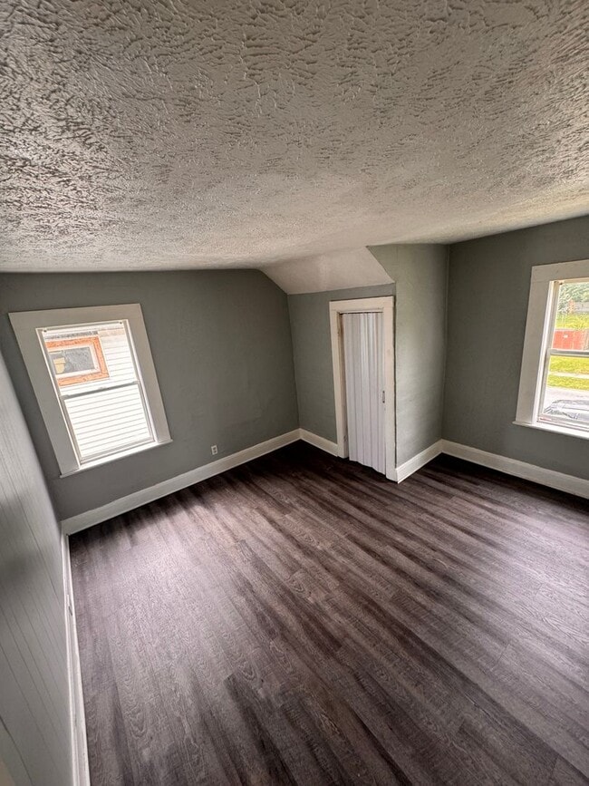 Building Photo - Large 4 bedroom Home