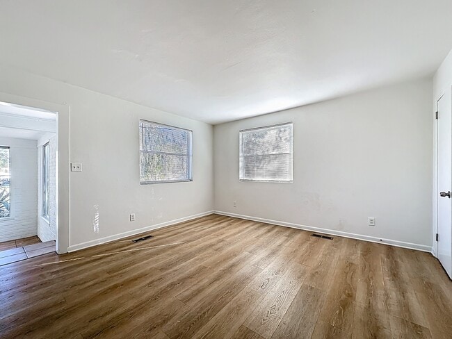 Building Photo - 5330 Quan Dr