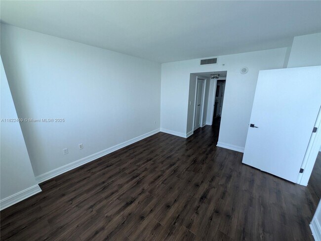 Building Photo - 1800 N Bayshore Dr