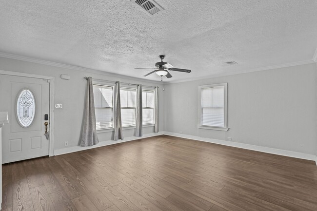 Building Photo - 2406 Oaklawn Dr