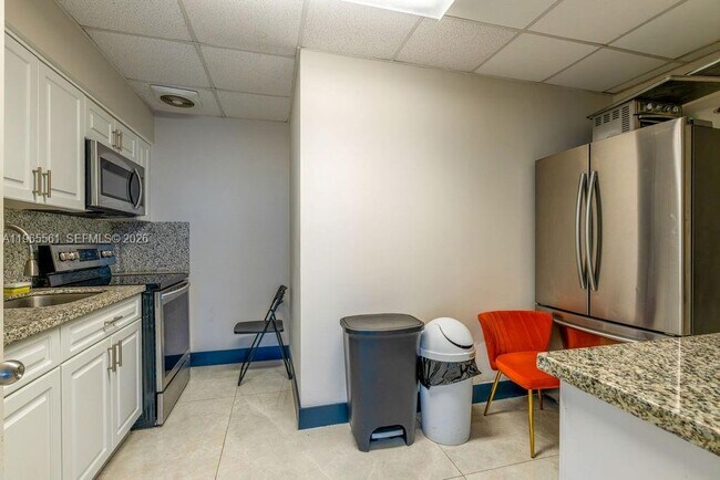 Building Photo - 3140 S Ocean Dr