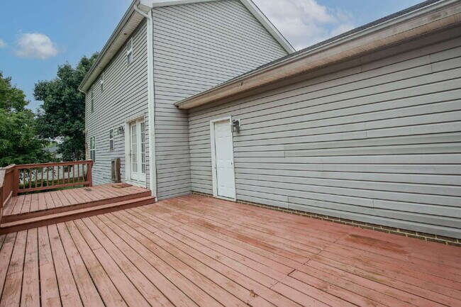 Building Photo - Charming 3 Bedroom, 2,5 Bath home with hug...