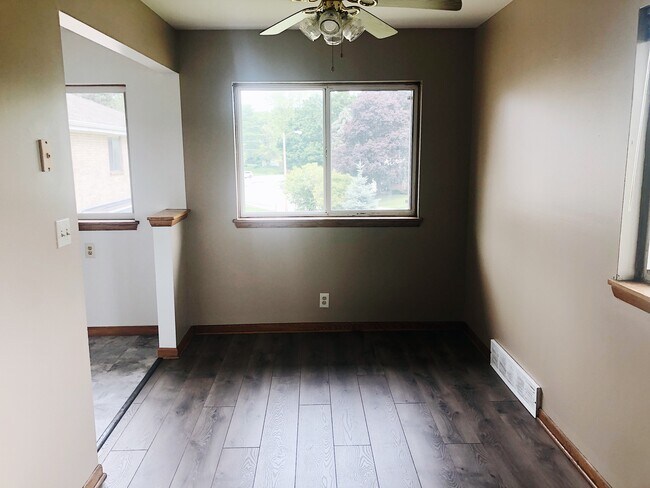 Building Photo - Stunning Glendale 2 BR Apartment!