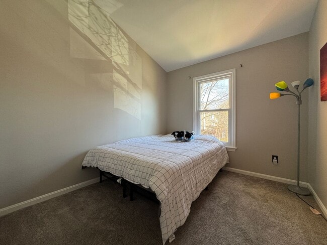 Building Photo - Gorgeous 3 Bed 2/2 Bath Interior Townhome In Little Rocky Run