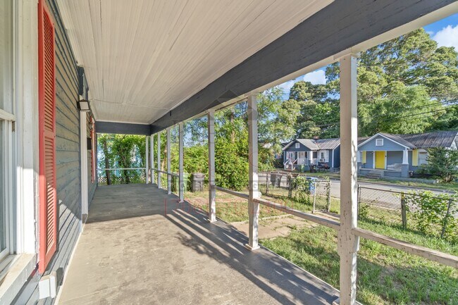 Building Photo - 615 32nd St