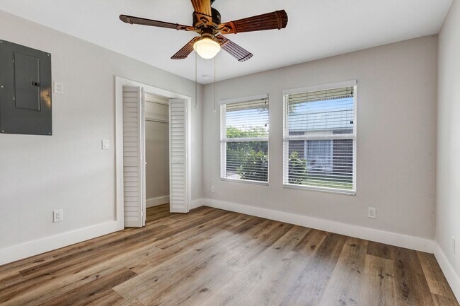 Building Photo - ** NEAR DOWNTOWN ** 2 BED / 2 BATH CONDO -...