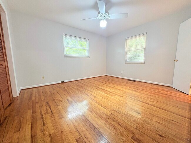 Building Photo - 1504 Sunset Ln