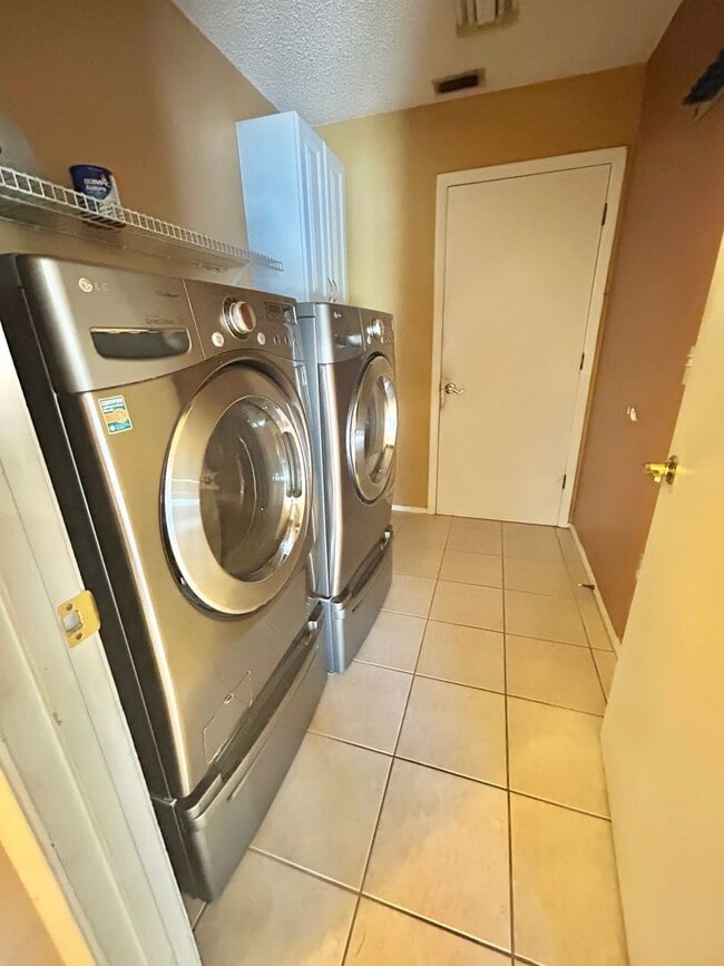 Building Photo - Waterfront Pool Home in Waterford Lakes