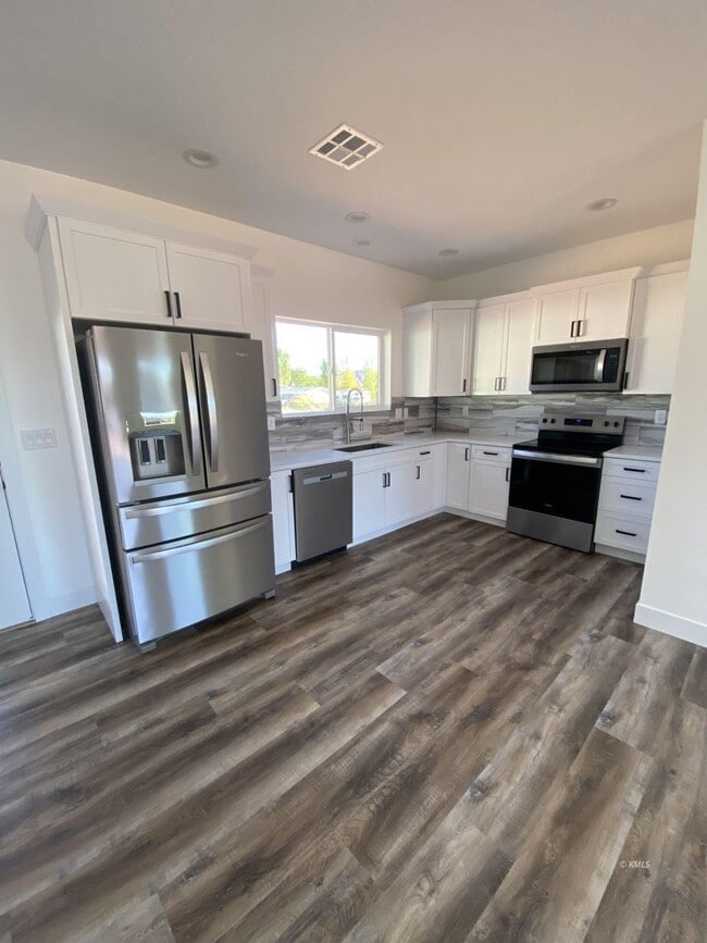 Building Photo - 742 W Vance Dr