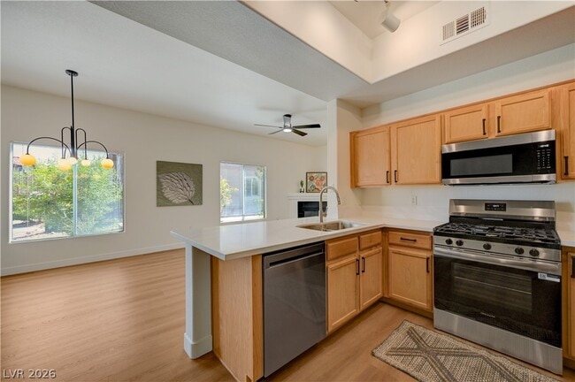 Building Photo - 2305 W Horizon Ridge Pkwy