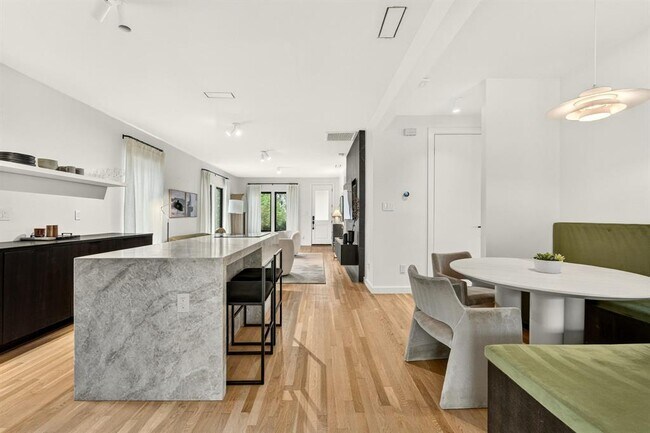 Building Photo - 509 E Mary St