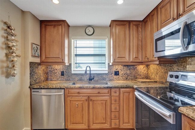 Building Photo - 3051 NE 48th St