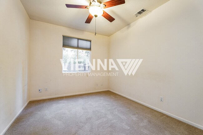Building Photo - Spacious 4 Bedroom Home in Desirable Neighborhood