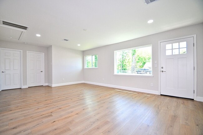 Building Photo - 10910 Fullerton Dr