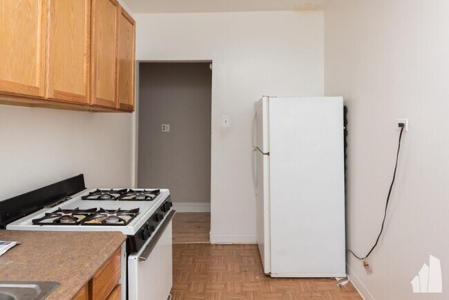 Building Photo - 5665 N Ridge Ave