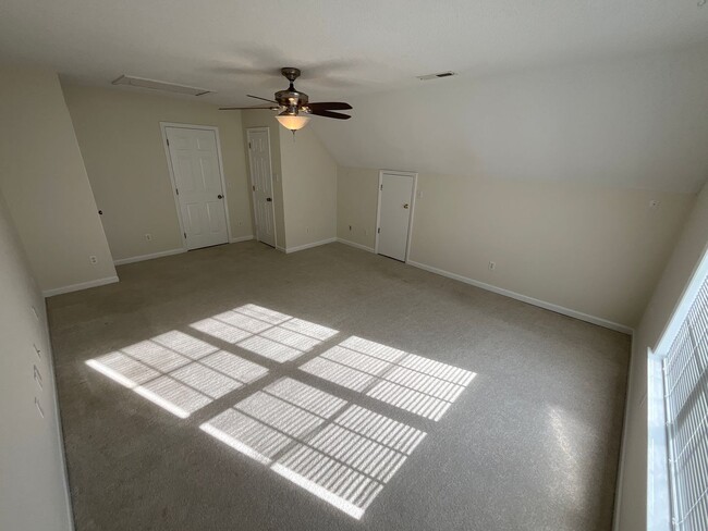 Building Photo - Beautiful 3 bed, 2.5 bath + Bonus room Loc...