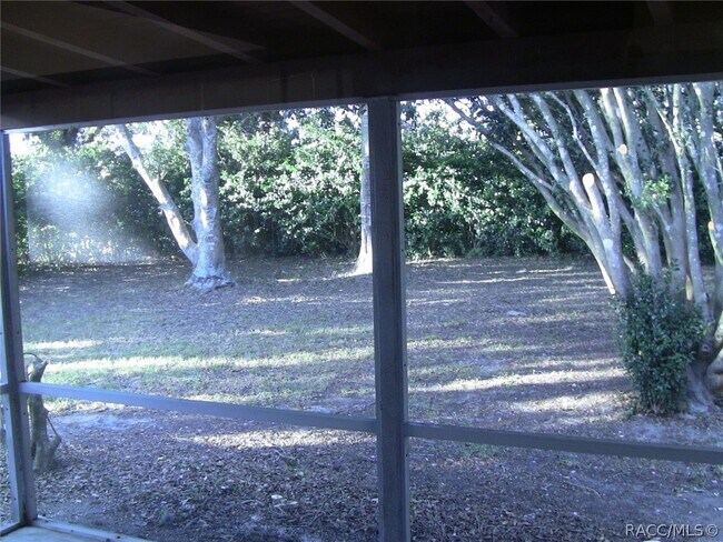 Building Photo - 9081 N Golfview Dr