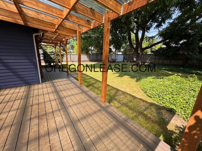 Building Photo - Large 5 bedroom North Eugene Home with lar...