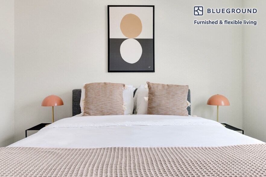 Building Photo - 201 E 4th St